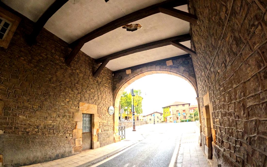 El arco de entrada a Elgeta por dentro, con la calle y las casas del pueblo al fondo